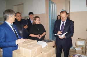 Школы города Кизилюрта начали получать бесплатно новые учебники с голографическими наклейками